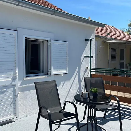 Ferienhaus House With A Parking Space Bilice, Krka - 24006